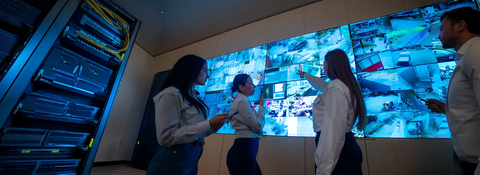 Sala de monitoramento com servidor